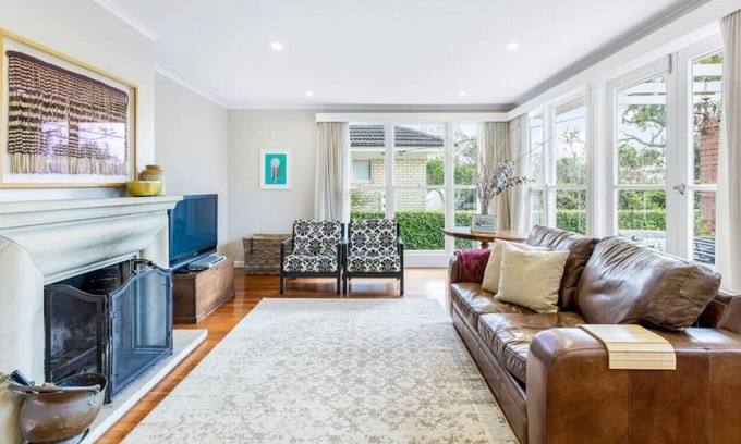 Devonport House | Luxe Devonport Home Mins To Beach | Spa & Netflix