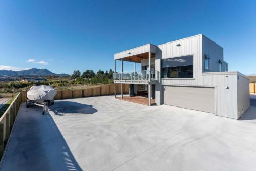 Wharewaka House | Luxe Family Haven in Wharewaka