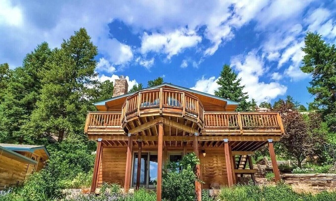 Perry Park House | Luxe Getaway | Fireplace | Deck | Mtn Views | Wifi