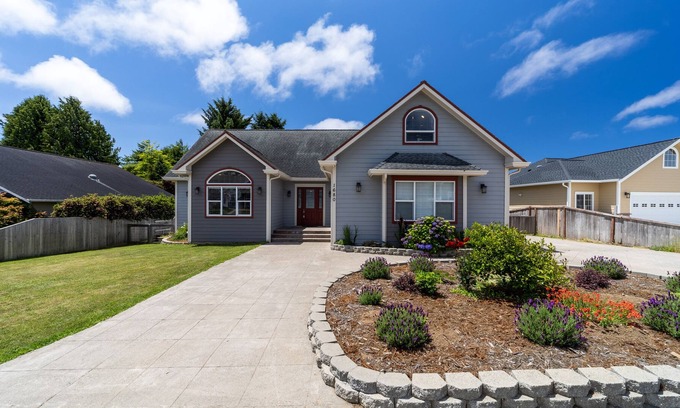 McKinleyville House | Luxe home near ocean beaches & forest with home theater, kayaks, deck, & firepit