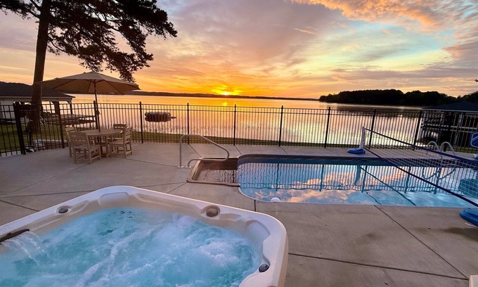 Myrick Estates House | 🔥Luxe Lakefront Escape! HEATED Pool🌊Hot Tub✨Stunning Sunrise🌅8BR+Guest House!