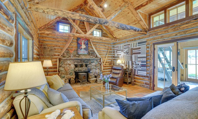 Spanish Valley Cabin | Luxe Log Cabin ~ 15 Mi to Downtown Moab!