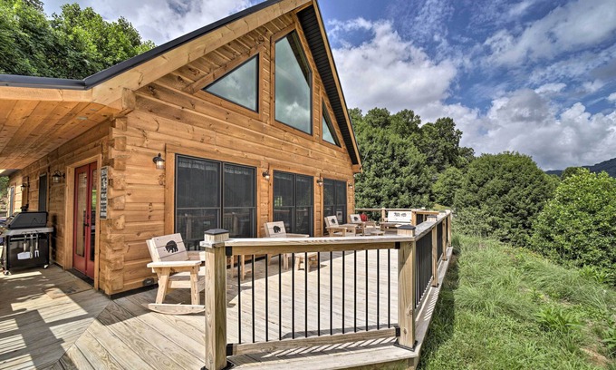 Maggie Valley Cabin | Luxe Log Cabin w/Modern Finishes & Mtn Views