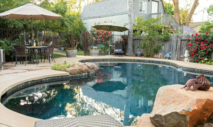 East Sacramento House | Luxe Mid-Town Bungalow