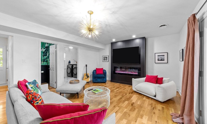Northeast Raleigh House | Luxe MidCentury 3BR Home - SpaBath, WineBar, Chef’s Kitchen, KingBed, FencedYard