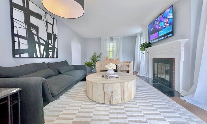 Mount Lebanon House | Luxe Mt. Lebanon Home | Sleeps 6 | Central