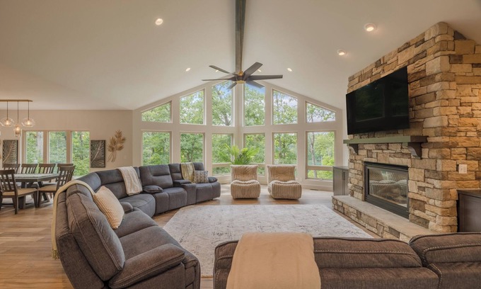 Innsbrook House | Luxe on the Lake by Innsbrook Vacations!