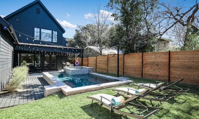 South Lamar House | Luxe Pool Oasis: Walk to Dining!