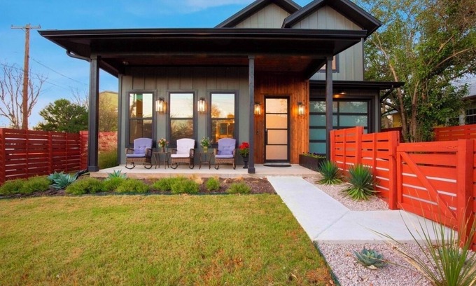 Swede Hill House | LUXE Spacious Downtown Retreat; SwimSpa; BBQ&FreeParking; Steps2 Moody&UT&6th St