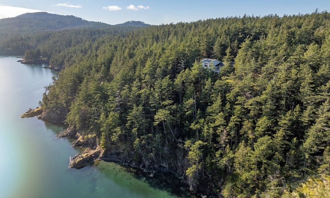 Eastsound House | Luxe Waterfront, Private Beach, Golfing, Hiking, Spacious Living, Close to Town