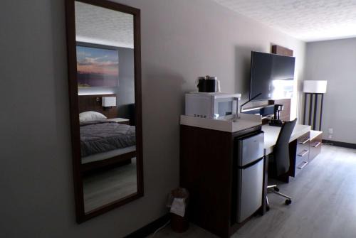 Leadsville Hotel | Luxor Inn & Suites, a Travelodge by Wyndham
