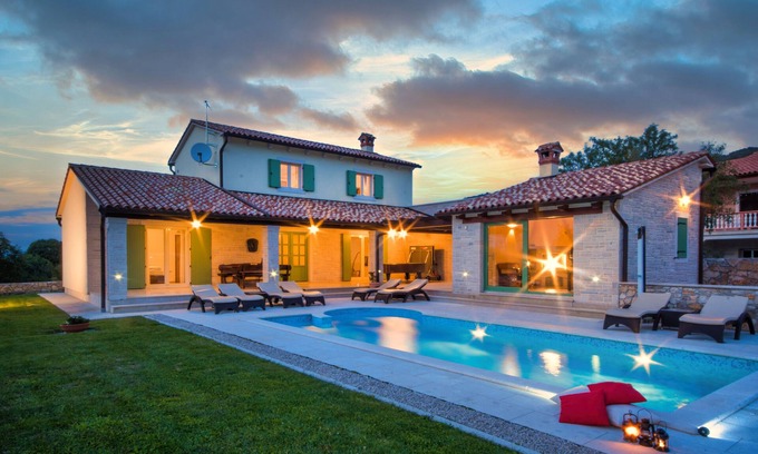 Kapelica Villa | Luxuriös, Privat und Perfekt Ausgestattet Minuten vom Strand; für 8 Personen