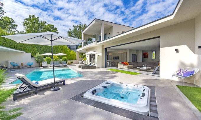 Saint-Clement-de-Riviere Villa | Luxurious villa on a private estate.