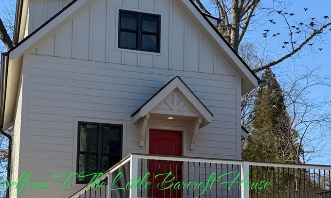 Arlington House | Luxurious 1-BR tiny house in Arlington, VA near Washington DC + deck/backyard