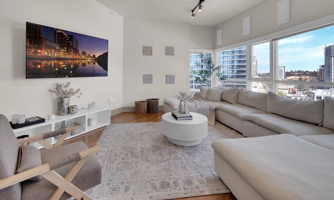 East Village Apartment | Luxurious 2BR/2BA High-Rise in East Village – Walk to Petco Park & Gaslamp