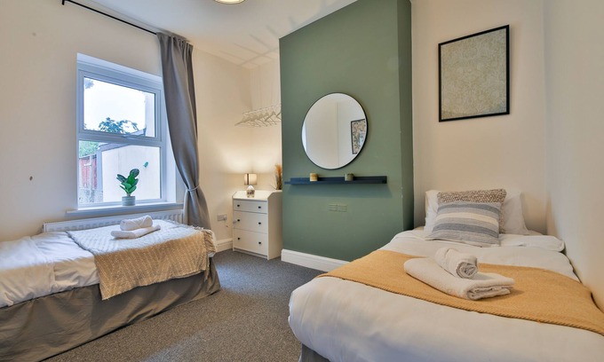 Adamsdown House | Luxurious 3 Bedroom near to NewPort Highway