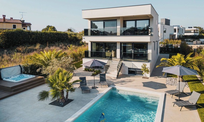 Gulici Villa | Luxurious 3-BR spa villa with heatable pool close to beaches