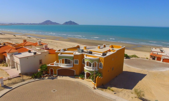 Villas de Las Palmas House | Luxurious 3 Story Home On The Beach Sleeps 15 With Private Pool and Wifi.