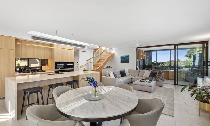 Bellevue Hill Apartment | Luxurious 3BR penthouse apartment with private rooftop terrace