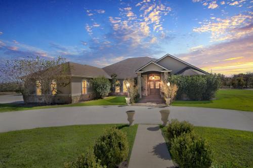 Kingsbury House | Luxurious 4-Bedroom Oasis with Private Pool