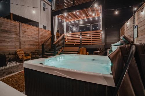 North Nashville House | Luxurious 4bd home sleeps 12 minutes to downtown with parking