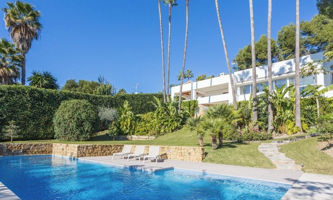 Marbella Seafront Promenade Villa | Luxurious 6 bedroom villa with sea view!