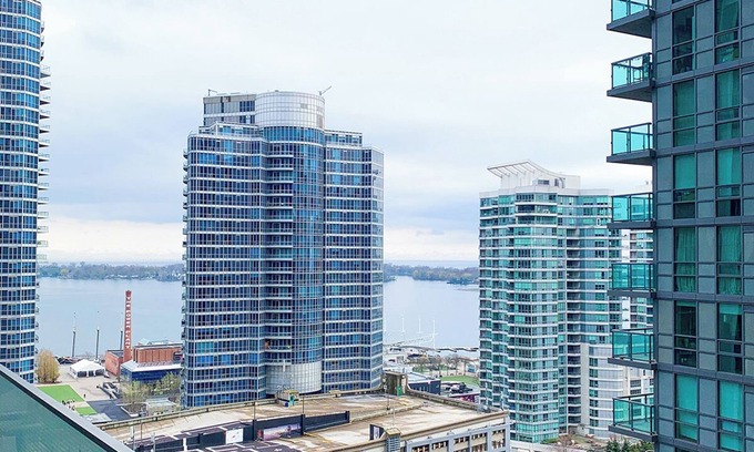 Central Waterfront Apartment | Luxurious and cosy oasis in Downtown core Toronto