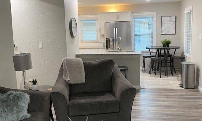 Topeka House | Luxurious and peaceful