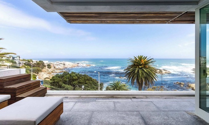Camps Bay Apartment | Luxurious Apartment in Bakoven (Boulders Views)