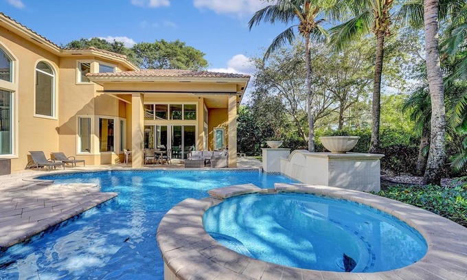 Ocean Ridge Villa | Luxurious Beach Home/Walk To Fun Beach/Gamer Room/Mins. to Downtown DelRay/WiFi