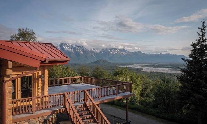 Palmer Cabin | Luxurious Cabin in Alaska w/Hot Tub & Cedar Sauna