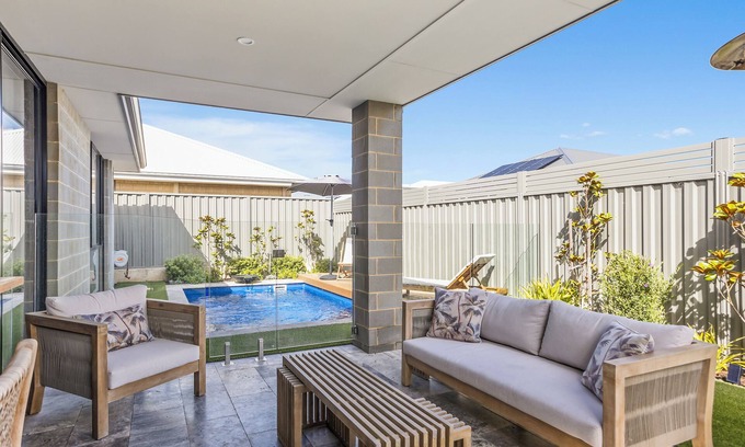 Eglinton House | Luxurious coastal retreat 1km from the beach