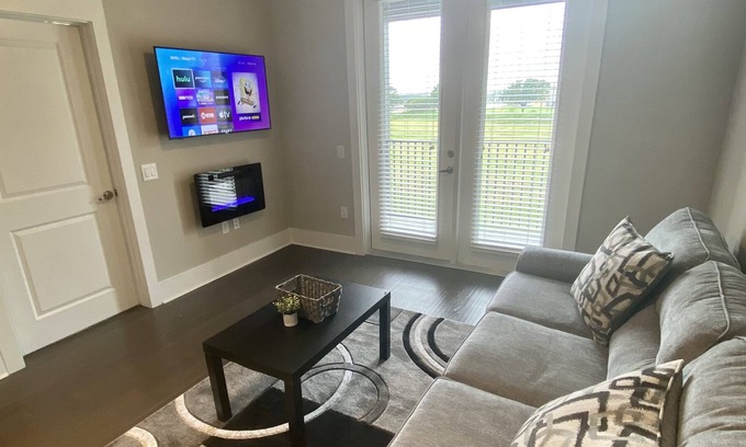 Stafford House | luxurious comfy 1 bedroom gateway with balcony houston