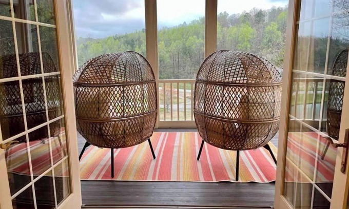 Clayton House | Luxurious & Comfy ★ Scenic Views ★ Hot Tub ★ Games