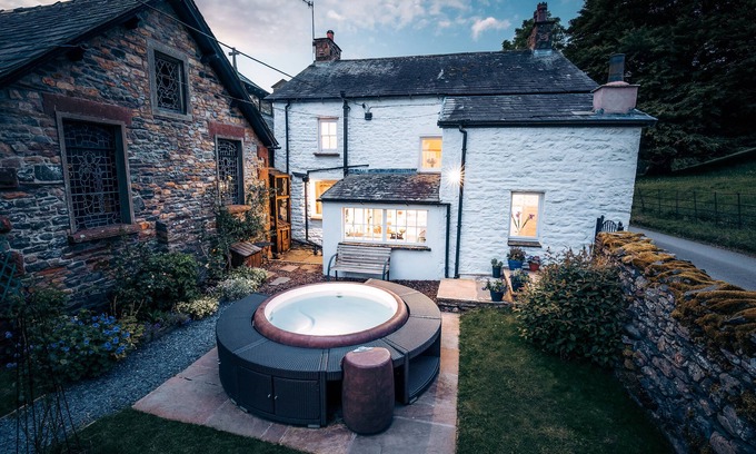 Sedbergh Cottage | Luxurious Cottage with Hot Tub. 19 miles from Windermere.