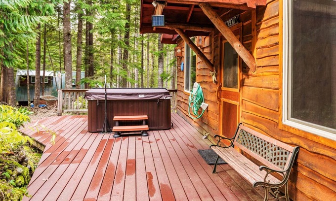 Packwood House | Luxurious Custom Home- Wifi- Hot Tub