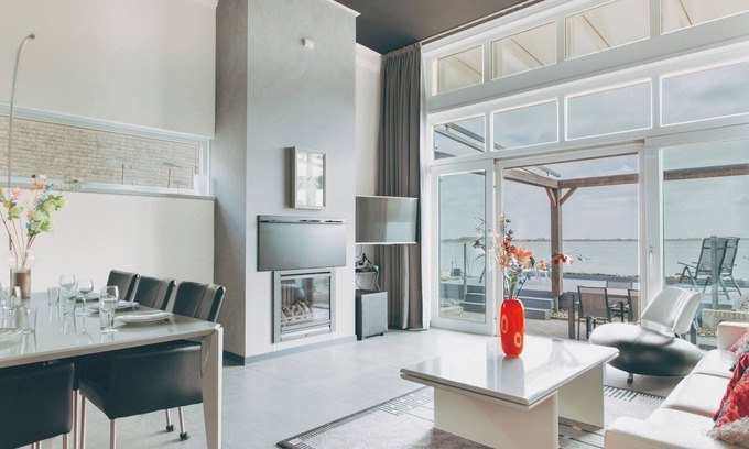 Makkum Cabin | Luxurious Dijkvilla Deluxe with a panoramic view of the IJsselmeer, a private sauna, and two patios at the exclusive Beach Resort Makkum.