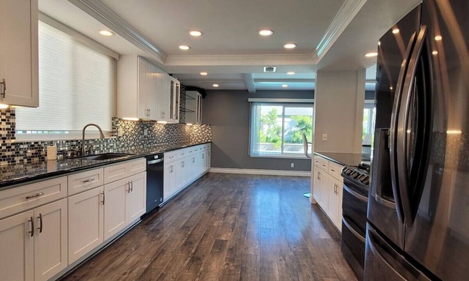 Santa Ana House | Luxurious Disneyland Pool Vacation House