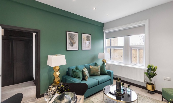 Munster House | Luxurious Evergreen Flat Sleeps 6