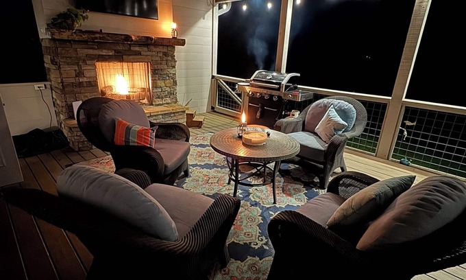 Leicester House | Luxurious Farm home in the Country with Large Outdoor living space and Hot tub!