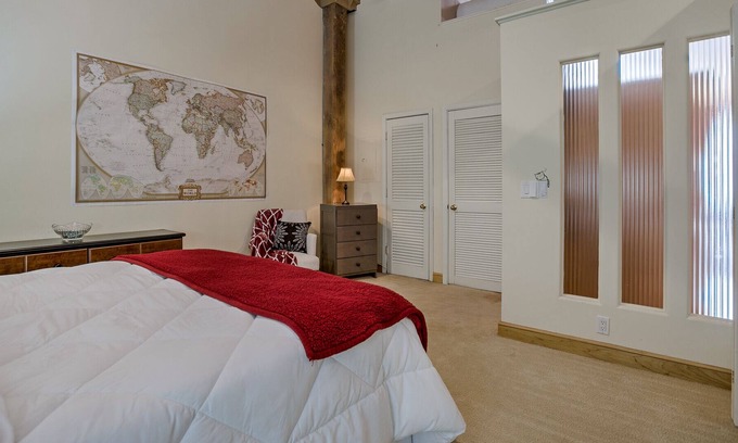 Old Market Condo | Luxurious Getaway! FREE PARKING!