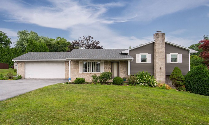 Harrisburg House | Luxurious Home Away at Berkstone