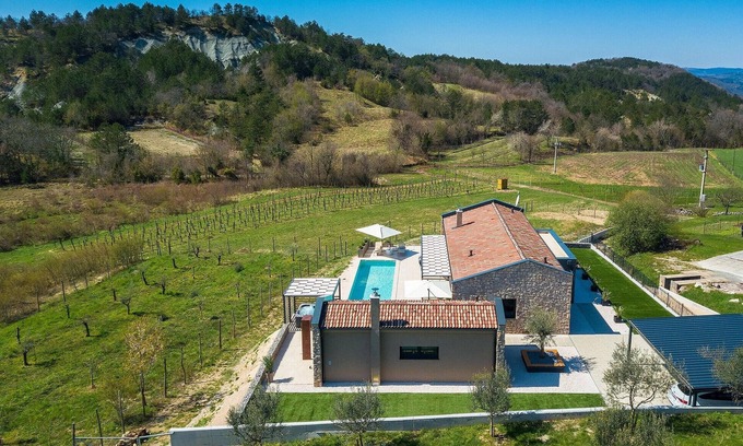 Hum House | Luxurious home in Hum with sauna