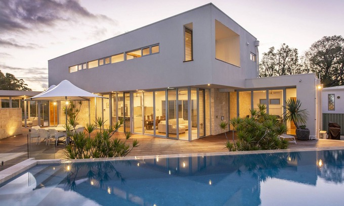 Dunsborough House | Luxurious Home with Pool Close to Beach and Town