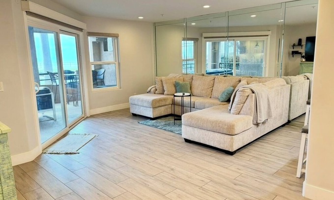 Huntington Beach Condo | Luxurious, modern, beachfront, condo w/hot tub, pool, BBQ, large private balcony