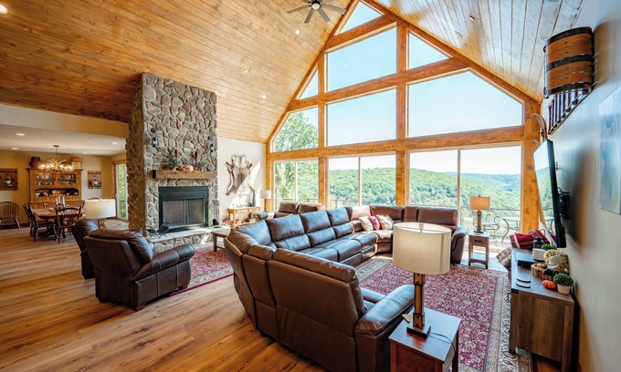 Friendsville House | Luxurious Mountain Getaway w/Hot Tub