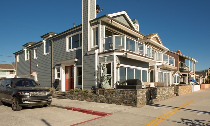 West Newport House | Luxurious, Ocean Front best location on the peninsula