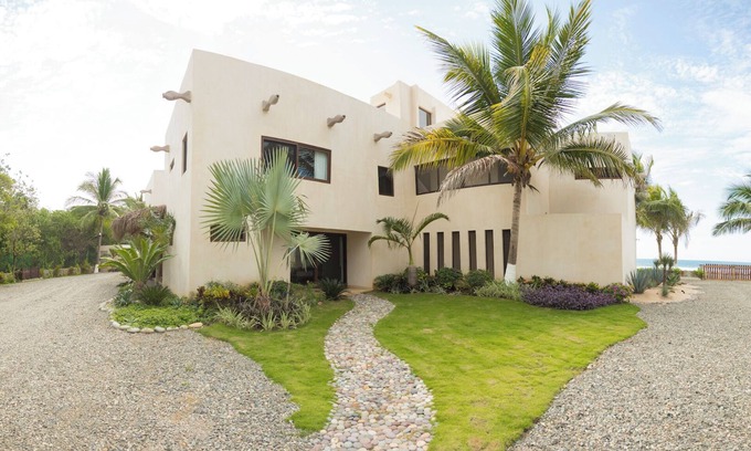 Zihuatanejo de Azueta Villa | Luxurious oceanfront villa in Buenavista, 15 minutes from Ixtapa Zihuatanejo!