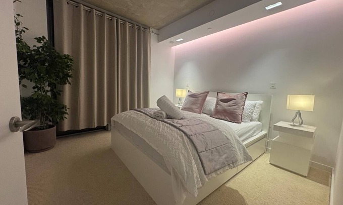 Docklands Apartment | Luxurious one bedroom apartment in London with WiFi and free parking