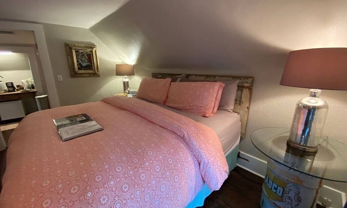 Eureka Springs Historic District House | Luxurious Ozark King Room w/Jetted Jacuzzi Tub, AC in Enchanting Eureka Springs